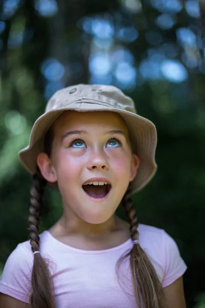 Surprised girl looking up — Stock Photo, Image