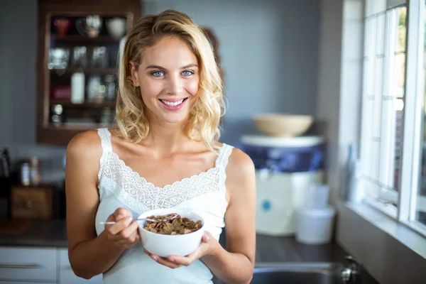 Mulher tomando café da manhã na cozinha — Fotografia de Stock