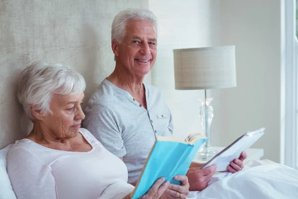 Man med hustru läser bok — Stockfoto