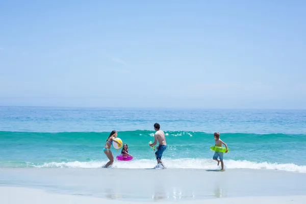 Familj spelar på havet stranden — Stockfoto