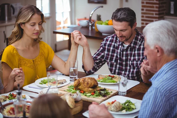 Familie hält beim Gebet Händchen — Stockfoto