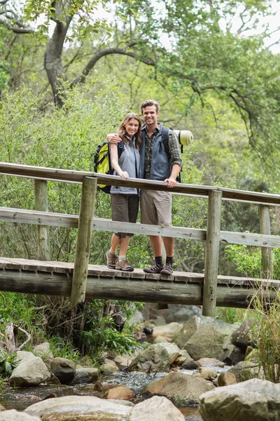 Pár állva footbridge — Stock Fotó