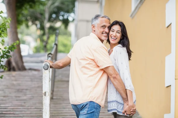 Happy couple looking over shoulder — Stock Photo, Image