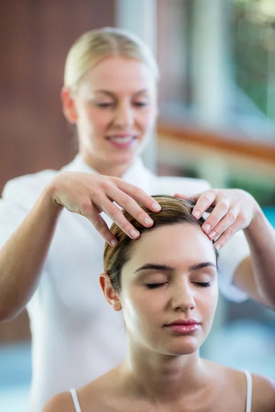 Mujer recibiendo masaje en la cabeza — Foto de Stock