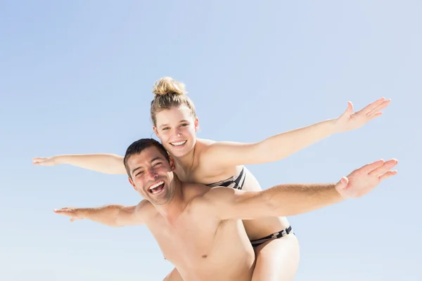 Vriendje geeft piggy terug naar vriendin — Stockfoto