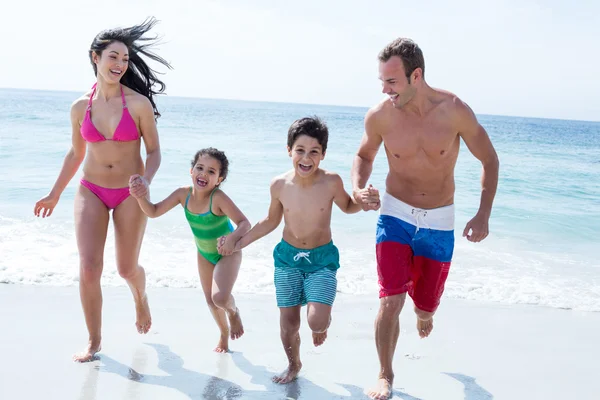 Familia corriendo mientras se toma de la mano — Foto de Stock