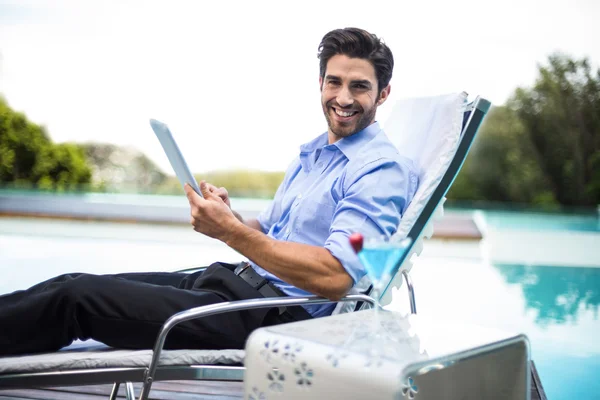 Hombre inteligente usando la tableta cerca de la piscina —  Fotos de Stock