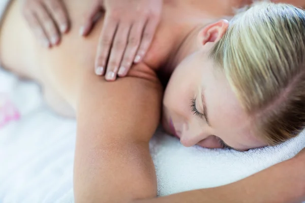 Frau erhält Rückenmassage — Stockfoto