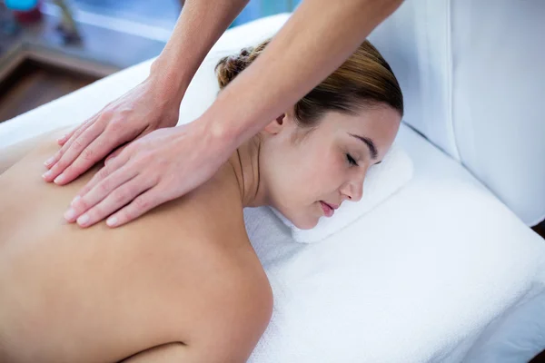 Frau erhält Rückenmassage — Stockfoto