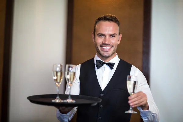 Barman porci šampaňské — Stock fotografie