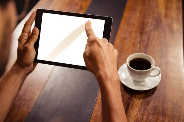 Hombre usando una tableta — Foto de Stock