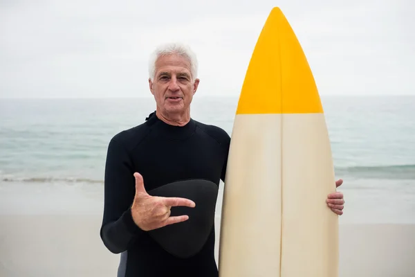 Homme âgé avec planche de surf — Photo