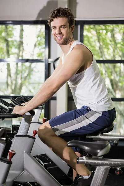 Homme travaillant sur vélo d'appartement — Photo