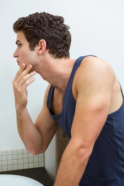 Homem verificando restolho no banheiro — Fotografia de Stock