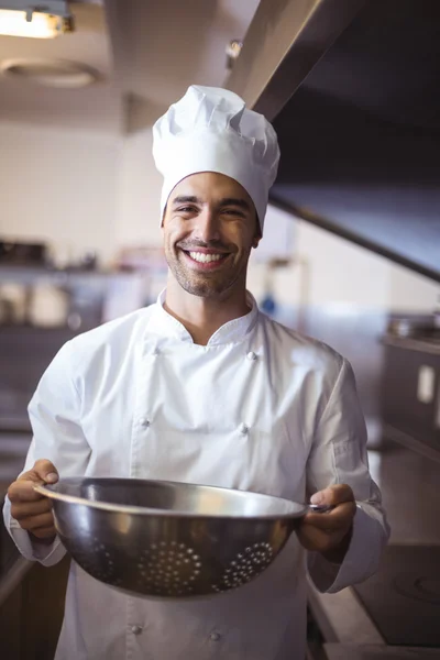 Knappe chef-kok bedrijf vergiet — Stockfoto