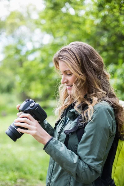 Junge Frau blickt in Kamera — Stockfoto