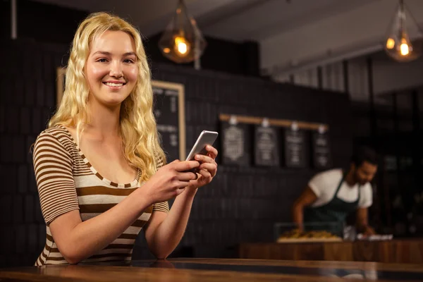 Sorrindo mulher loira usando smartphone — Fotografia de Stock