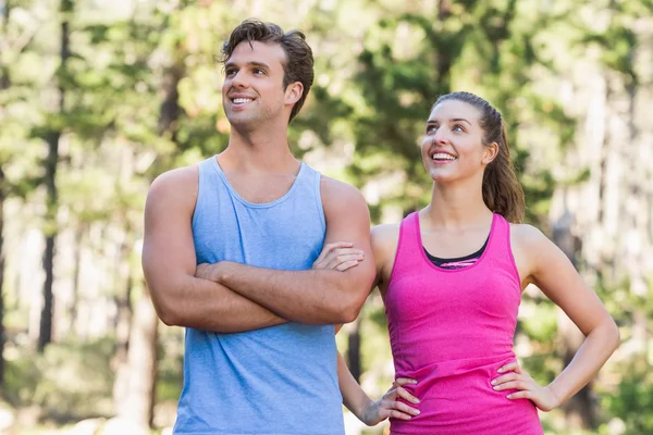 Pareja sana mirando hacia otro lado — Foto de Stock