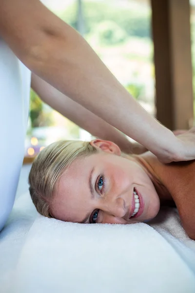 Žena přijímající masáž zad — Stock fotografie