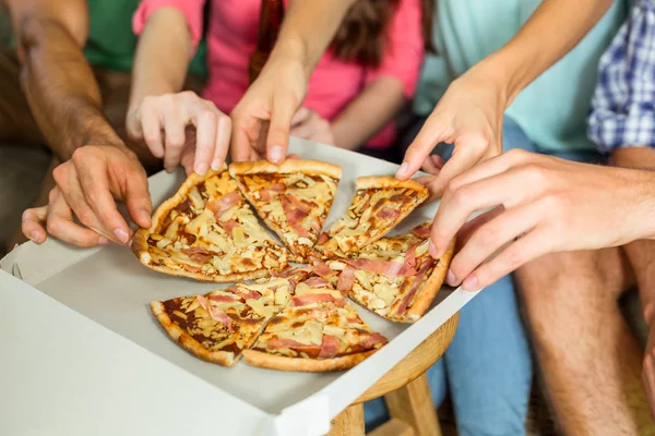 Amigos comendo pizza — Fotografia de Stock