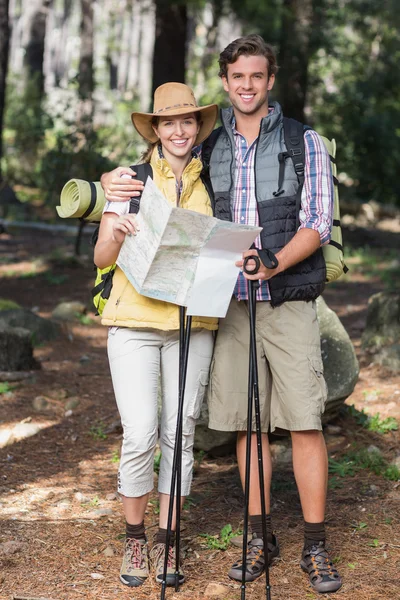 Mutlu çift holding harita — Stok fotoğraf