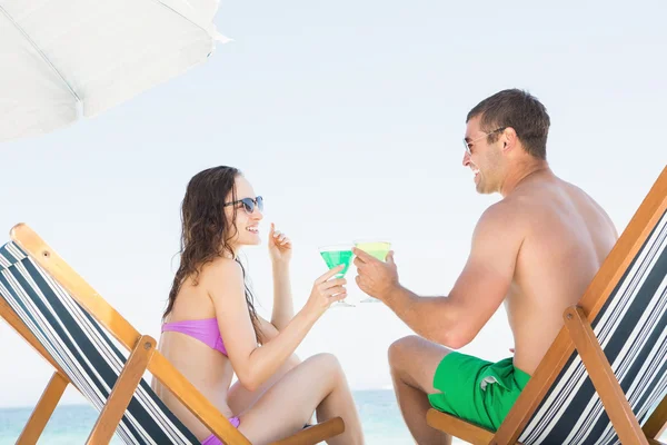 Couple sitting and drinking cocktails — Stock Photo, Image