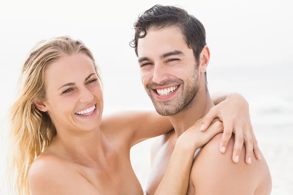 Glückliches Paar umarmt sich am Strand — Stockfoto