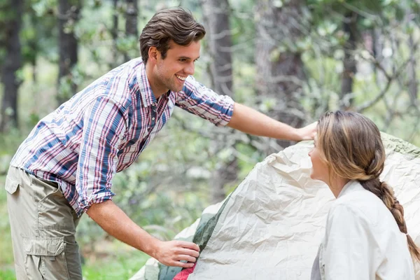 Par söker ansikte mot ansikte — Stockfoto