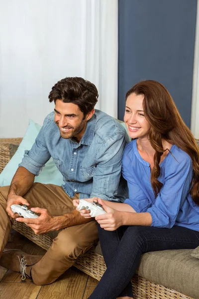 Couple playing video game — Stock Photo, Image