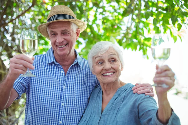 Couple holding white wine — Stock Photo, Image