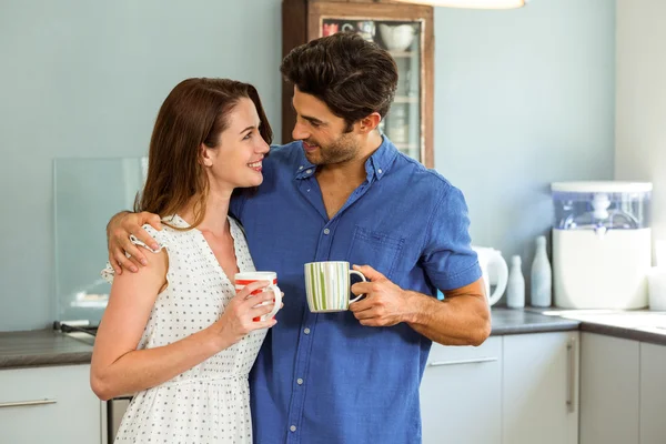 Pareja sosteniendo taza de café — Foto de Stock