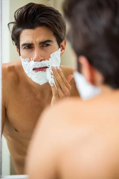 Άνθρωπος εφαρμογή αφρός ξυρίσματος — Φωτογραφία Αρχείου