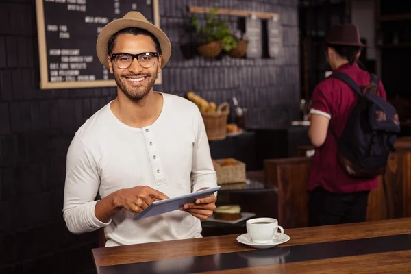 Hombre usando una tableta —  Fotos de Stock