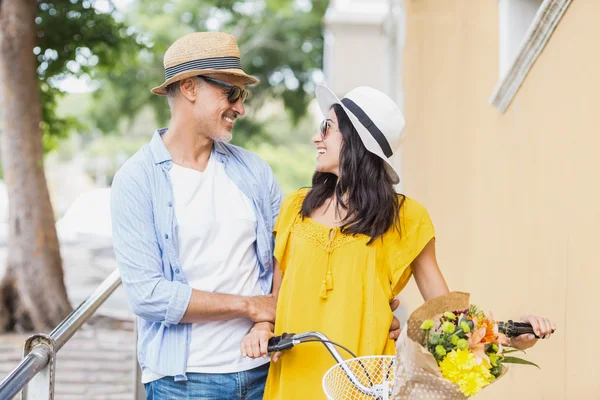 Feliz pareja mirando el uno al otro — Foto de Stock