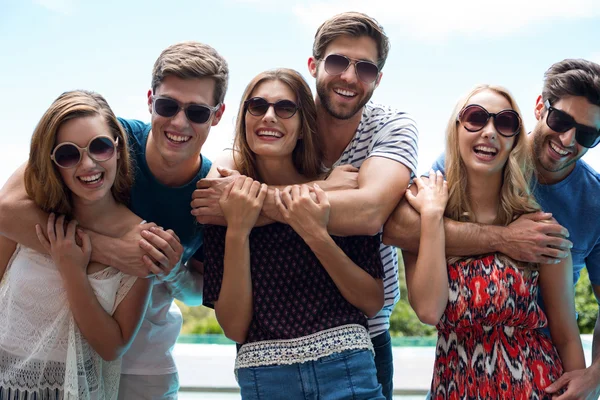 Mannen vrouwen in de buurt van zwembad omarmen — Stockfoto