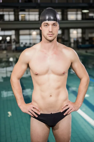 Nadador em pé junto à piscina — Fotografia de Stock