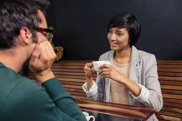 Coppia che prende un caffè insieme — Foto Stock