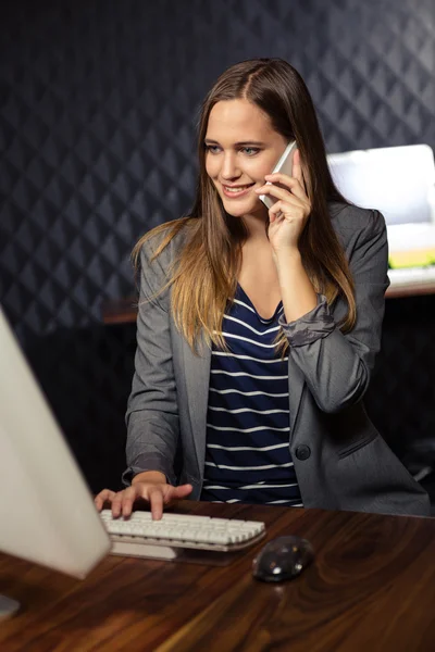 Affärskvinna med ett telefonsamtal — Stockfoto