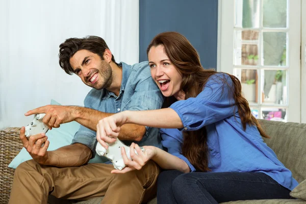 Couple playing video game — Stock Photo, Image