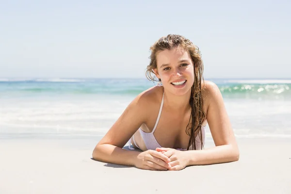 Kvinna ligga på stranden — Stockfoto