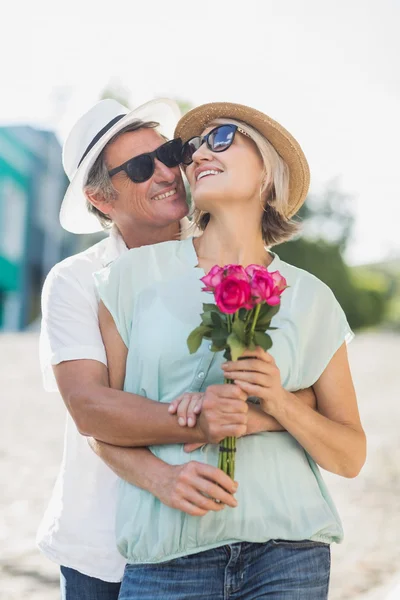 Paar mit Rosen in der Stadt — Stockfoto