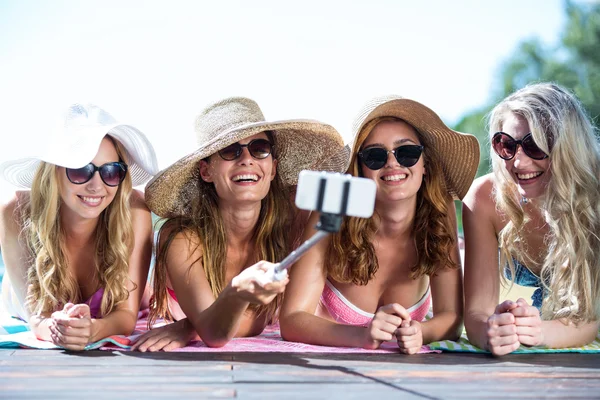 Friends taking selfie with selfie stick — Stock Photo, Image