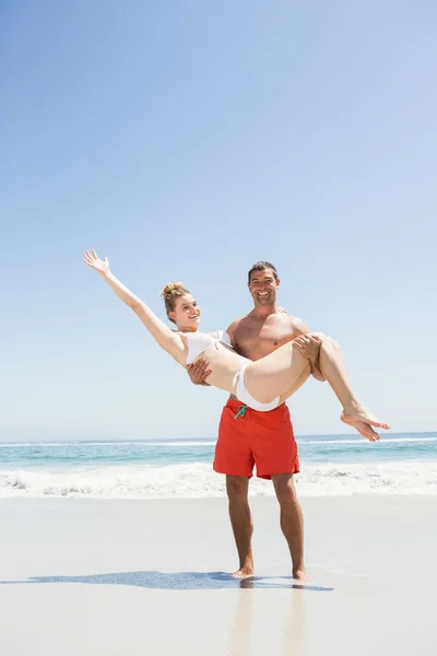 Fidanzato portando la sua ragazza — Foto Stock