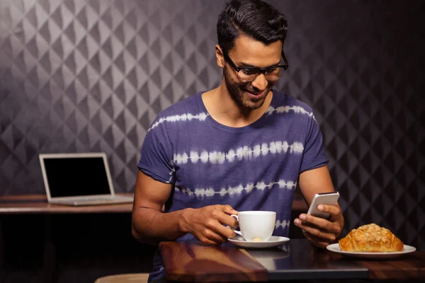 Hombre usando su teléfono inteligente y beber café —  Fotos de Stock