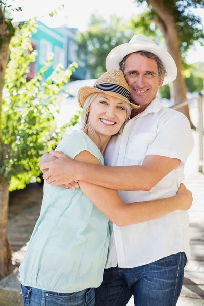 Couple embracing in park — Stock Photo, Image