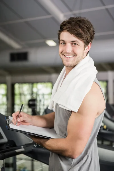 Istruttore di palestra che scrive negli appunti — Foto Stock