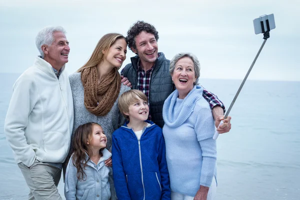 Щаслива сім'я приймає селфі — стокове фото