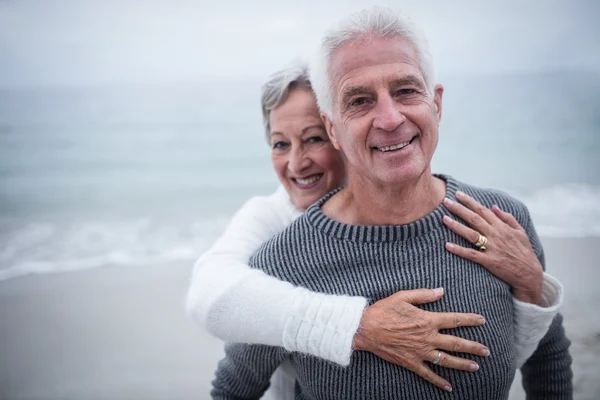 Senior koppel omhelzen elkaar — Stockfoto