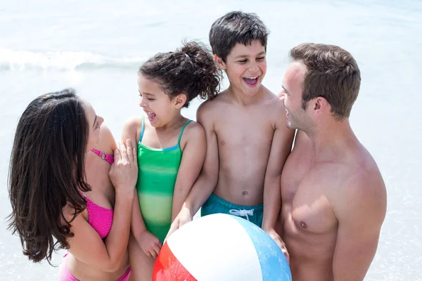 Genitori che guardano bambini felici — Foto Stock