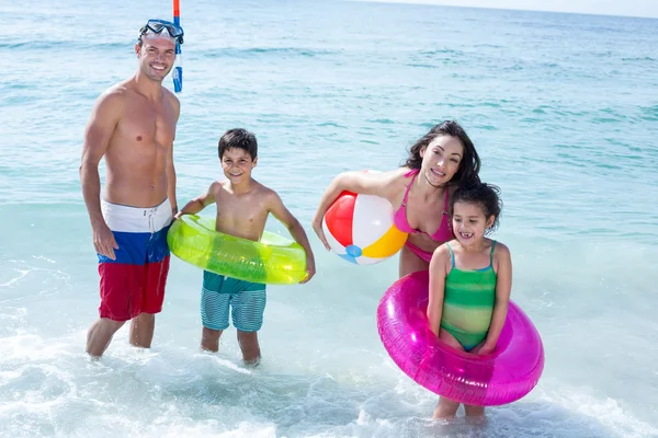 Felice madre e padre con figli — Foto Stock